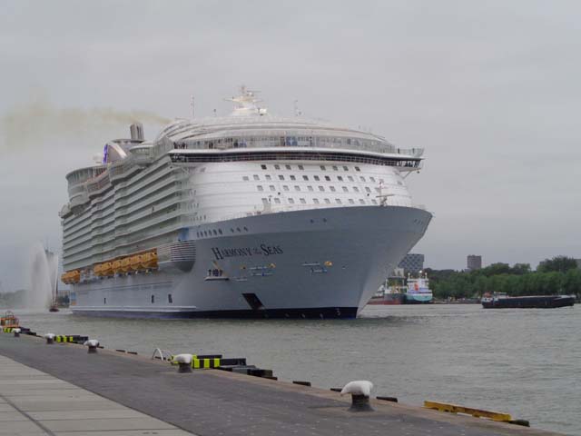 Cruiseschip ms Harmony of the Seas van Royal Caribbean International aan de Cruise Terminal Rotterdam